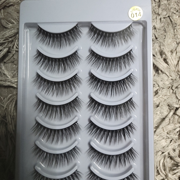 False eyelashes - Picture 2 of 3